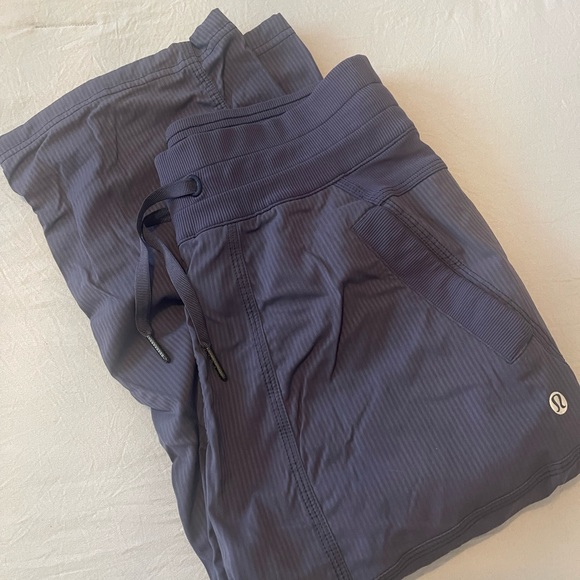 Lululemon cropped studio pants - Picture 1 of 3